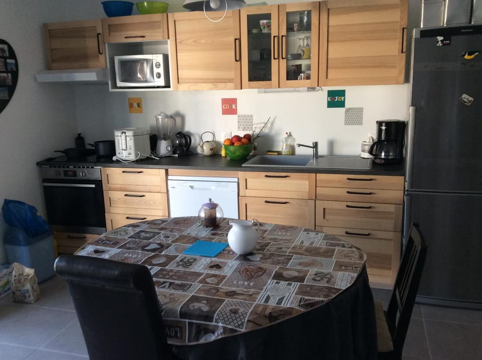 Coffee/tea facilities, Kitchen or kitchenette, Dining area, oven, stove, toaster