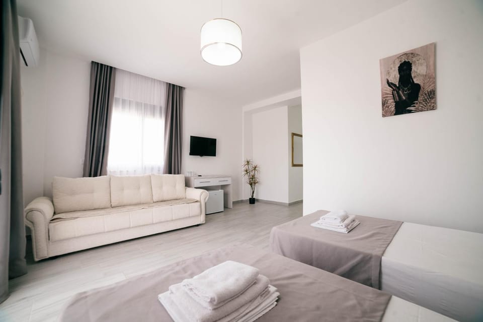 Communal lounge/ TV room, Bed, Seating area, Bedroom