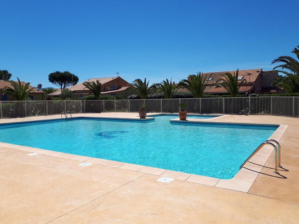 Day, Swimming pool