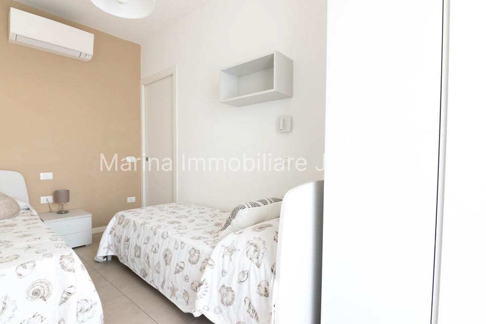 Bed, Photo of the whole room, Bedroom, air conditioner