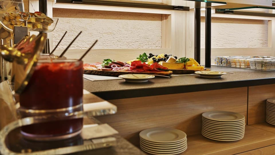 Restaurant/places to eat, Buffet breakfast