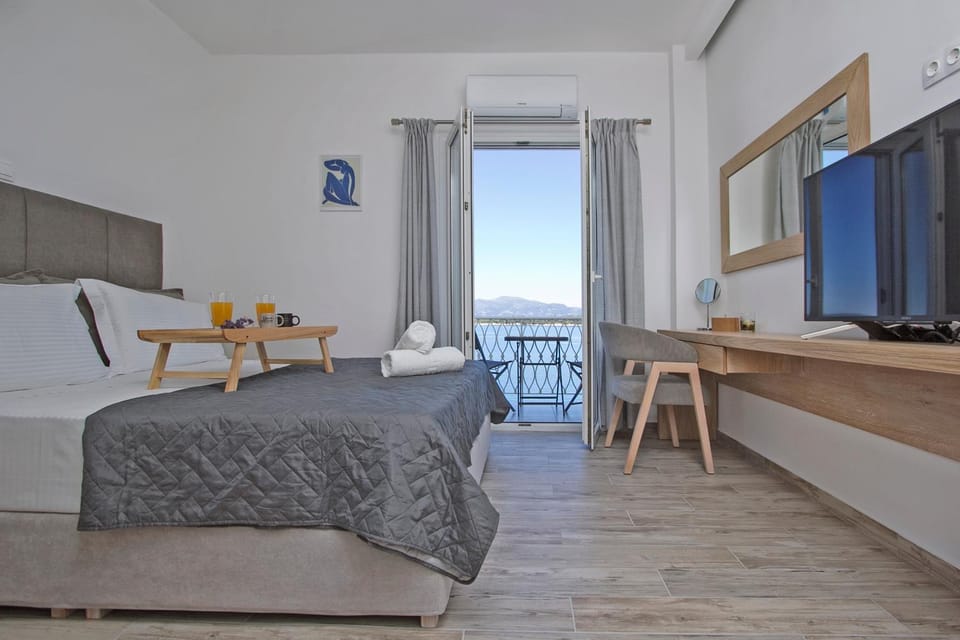 Photo of the whole room, Sea view