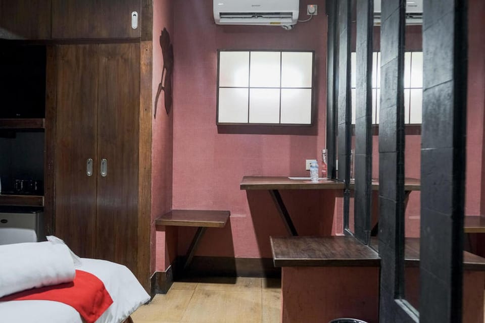 RedDoorz near Waterboom Lippo Cikarang Hotel in West Java