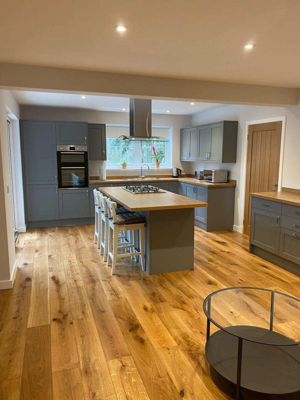 Kitchen or kitchenette, Seating area, Dining area