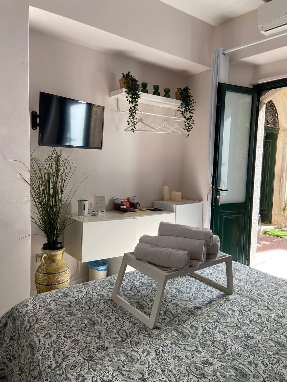 "Private Room" stanza privata with private bathroom - shared kitchen and beautiful terrace on Taormina Center Hostel Taormina Bed and Breakfast in Taormina