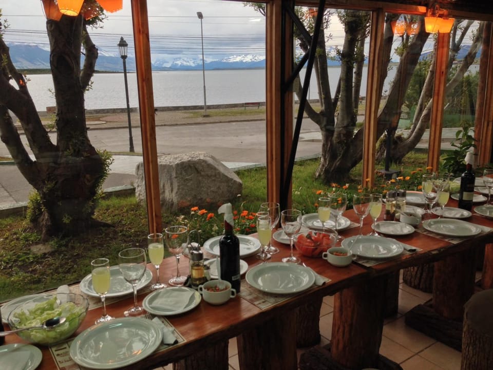 Restaurant/places to eat, Natural landscape, Food and drinks