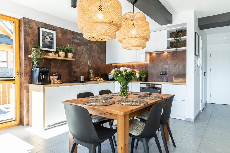 Kitchen or kitchenette, Dining area