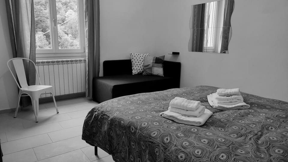 Bed on the Rocks Apartment in Liguria