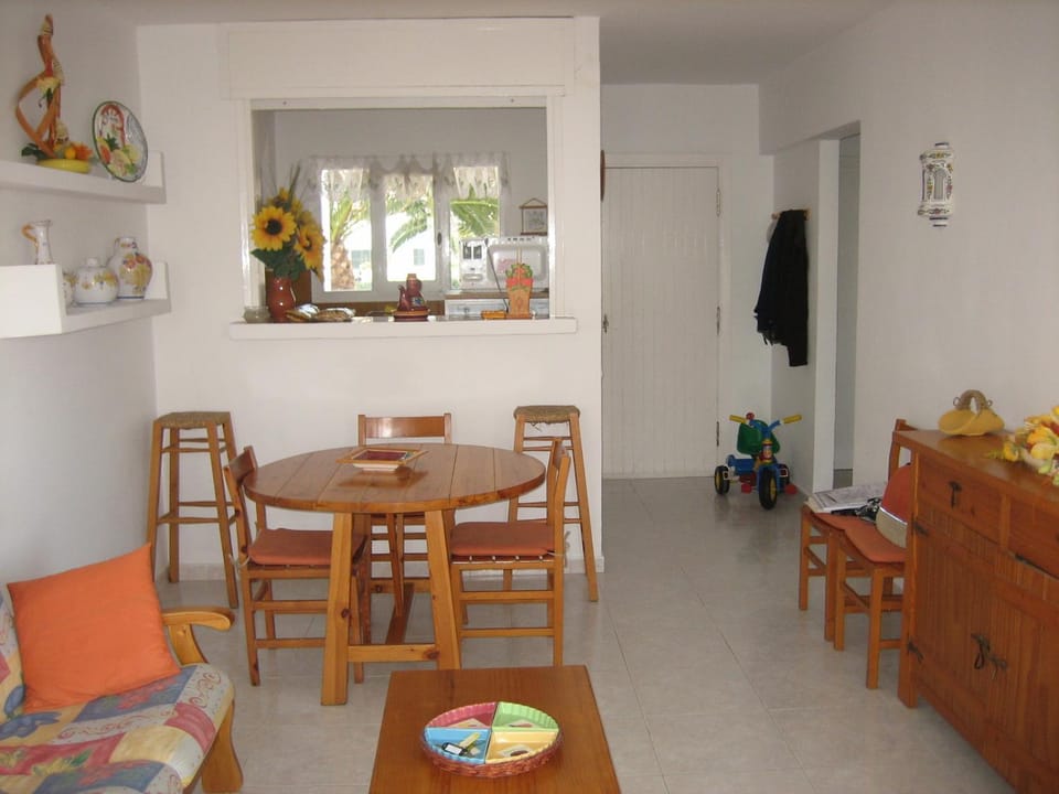 Seating area, Dining area