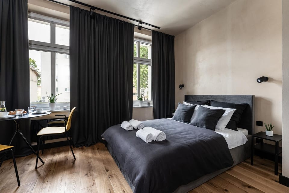 Bed, Living room, Photo of the whole room, Seating area, Bedroom, towels