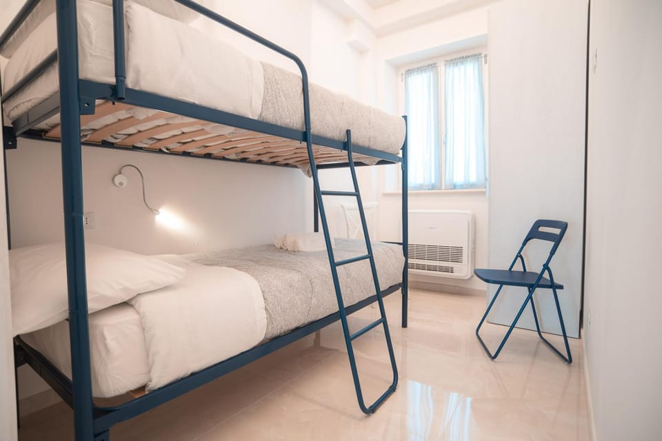 Bedroom, bunk bed