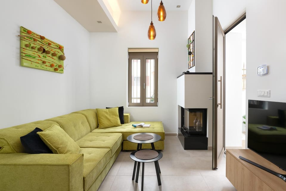 TV and multimedia, Living room, Seating area, Evening entertainment