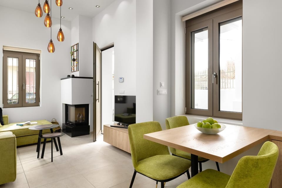 TV and multimedia, Living room, Seating area, Dining area