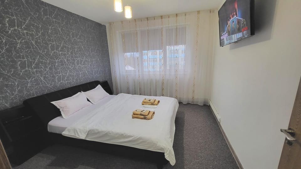 Bed, TV and multimedia, Bedroom