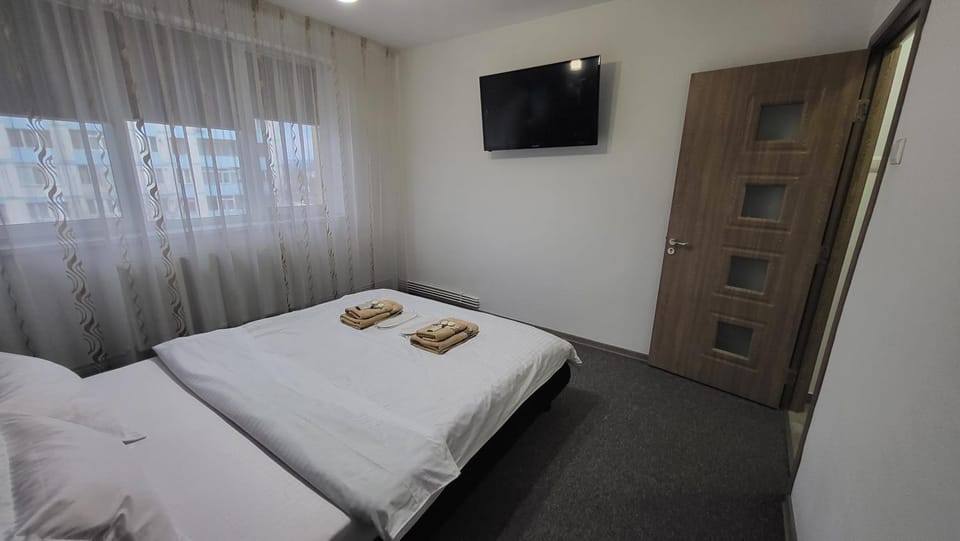 Bed, TV and multimedia, Photo of the whole room, Bedroom, towels
