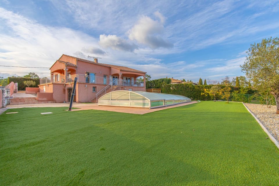 Property building, Garden, Swimming pool