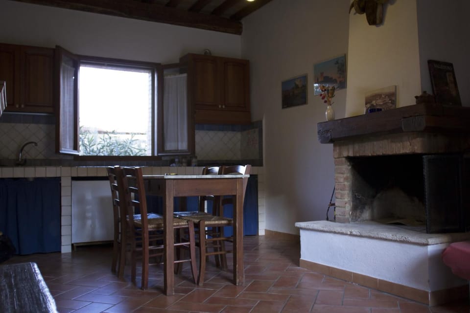 Coffee/tea facilities, Kitchen or kitchenette, Living room, Seating area, Dining area