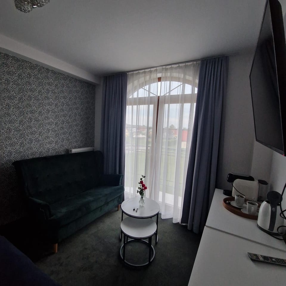 Photo of the whole room, Seating area