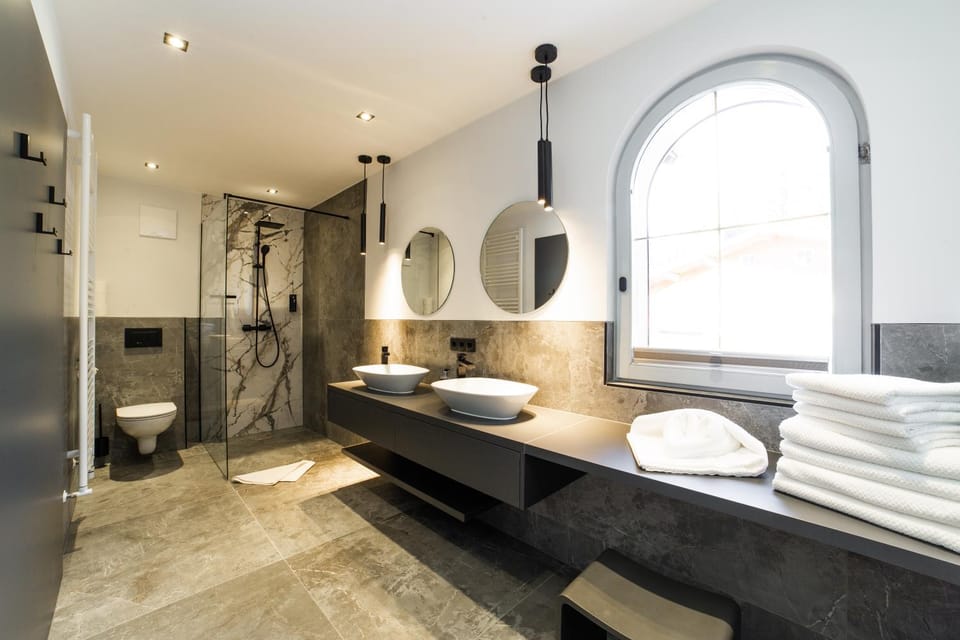 Shower, Bathroom, Internal: Not applicable to any particular room