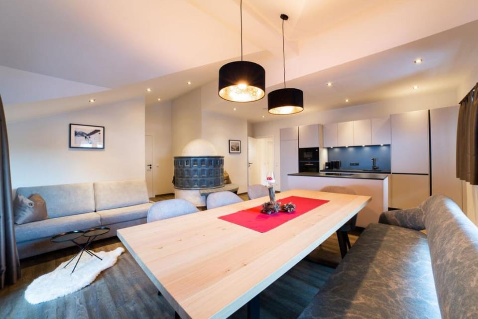 Kitchen or kitchenette, Living room, Seating area, Dining area