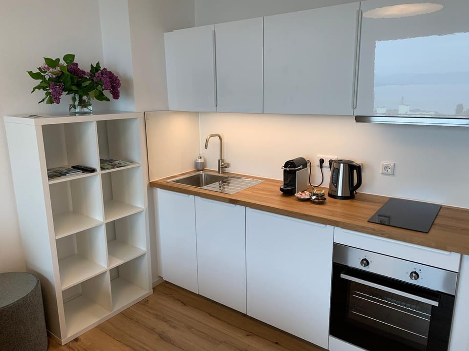 Coffee/tea facilities, Kitchen or kitchenette, stove