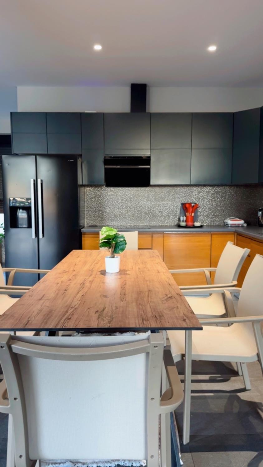 Kitchen or kitchenette, Dining area, minibar, oven