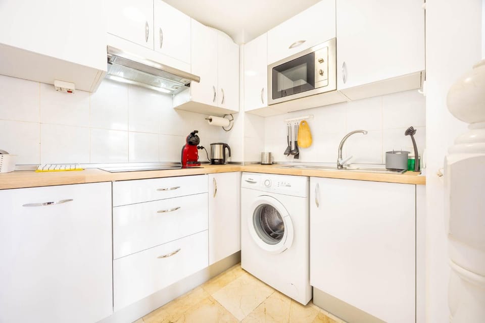 Coffee/tea facilities, Kitchen or kitchenette, dishwasher, microwave, stove, washing machine, kitchen
