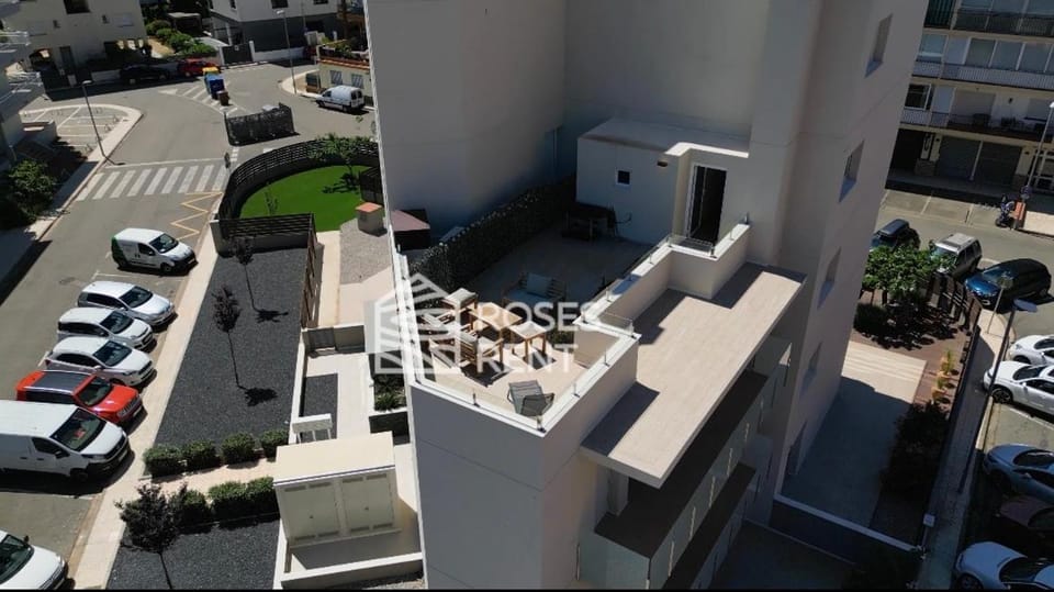 M A R I V E N T Suite with terrace private Apartment in Roses