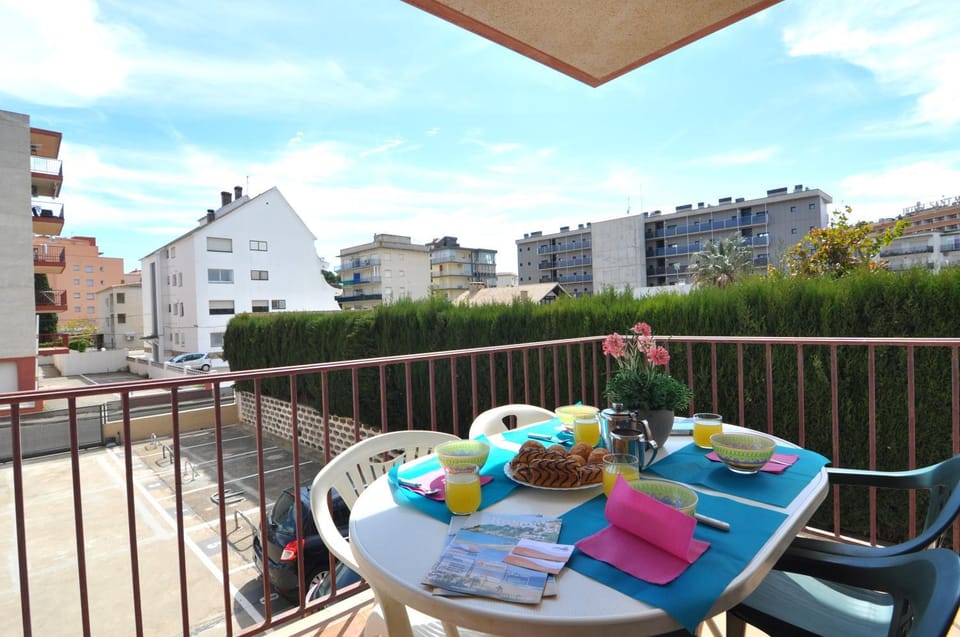 View (from property/room), Balcony/Terrace, Dining area