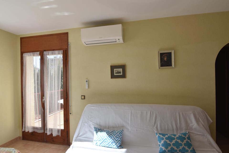 Living room, air conditioner