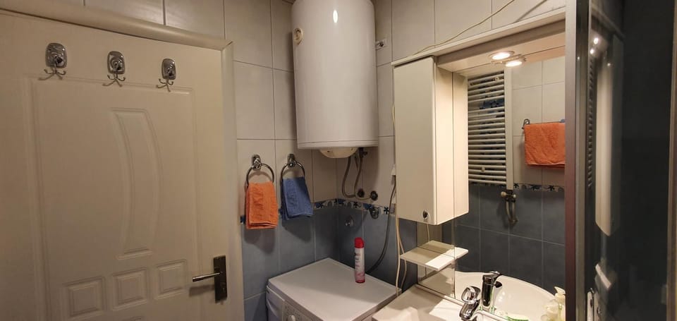 Toilet, Bathroom, towels