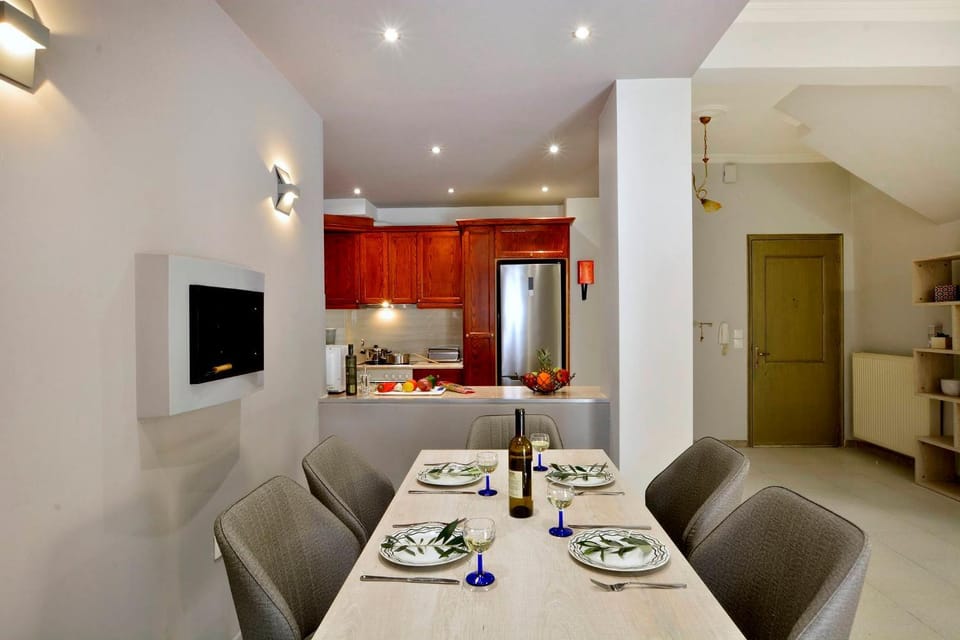 Kitchen or kitchenette, Dining area