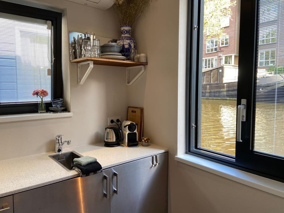 Coffee/tea facilities, Kitchen or kitchenette