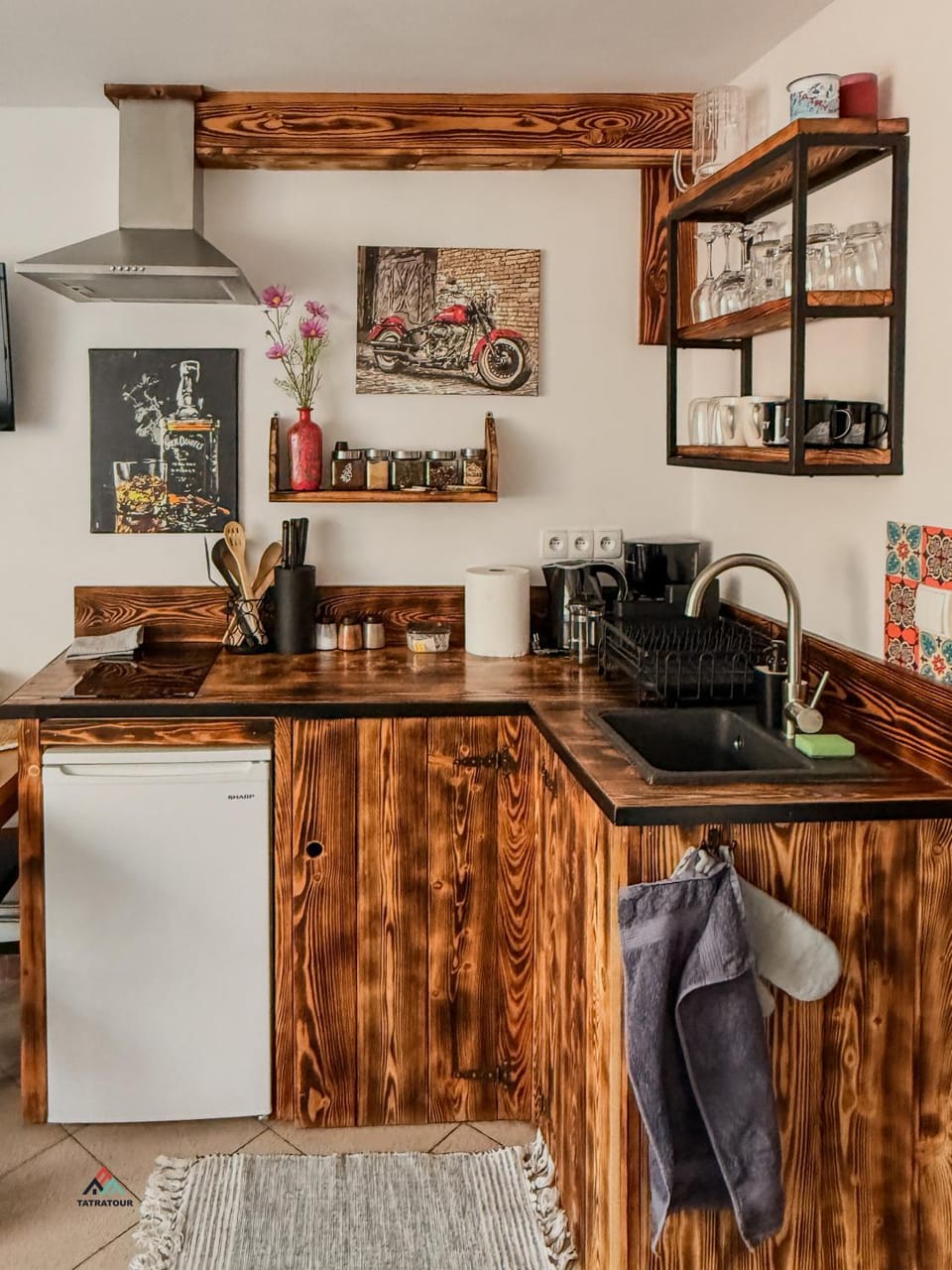 Kitchen or kitchenette, kitchen