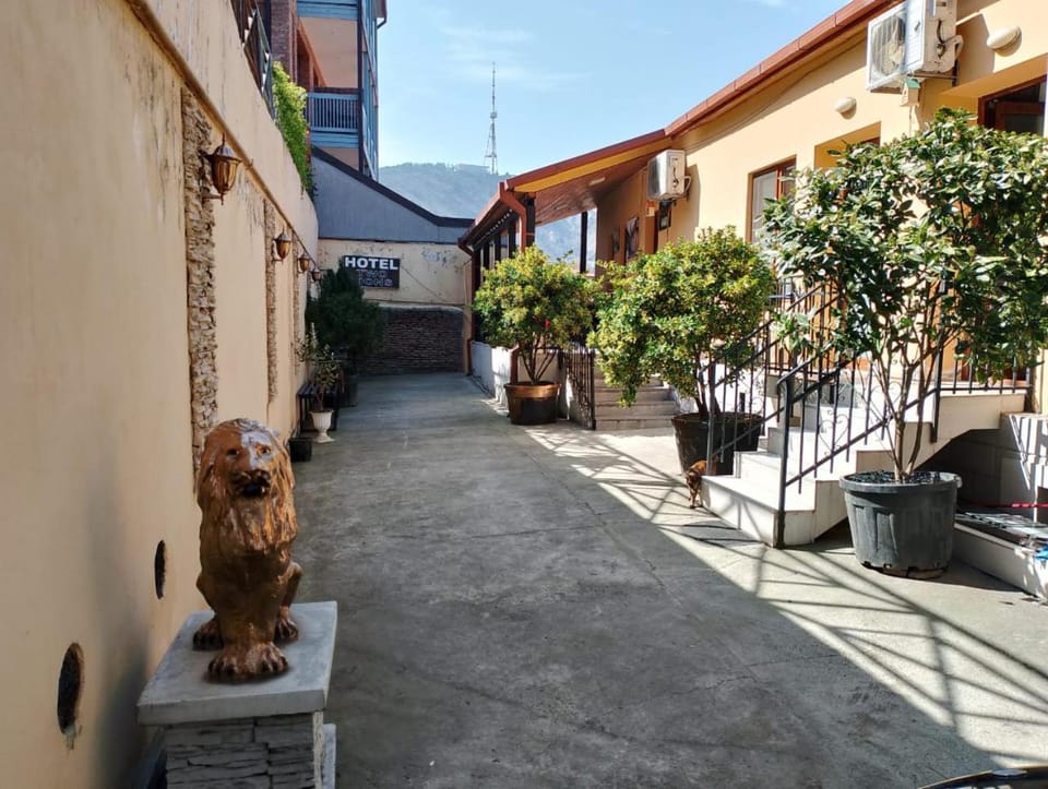 Property building, Neighbourhood