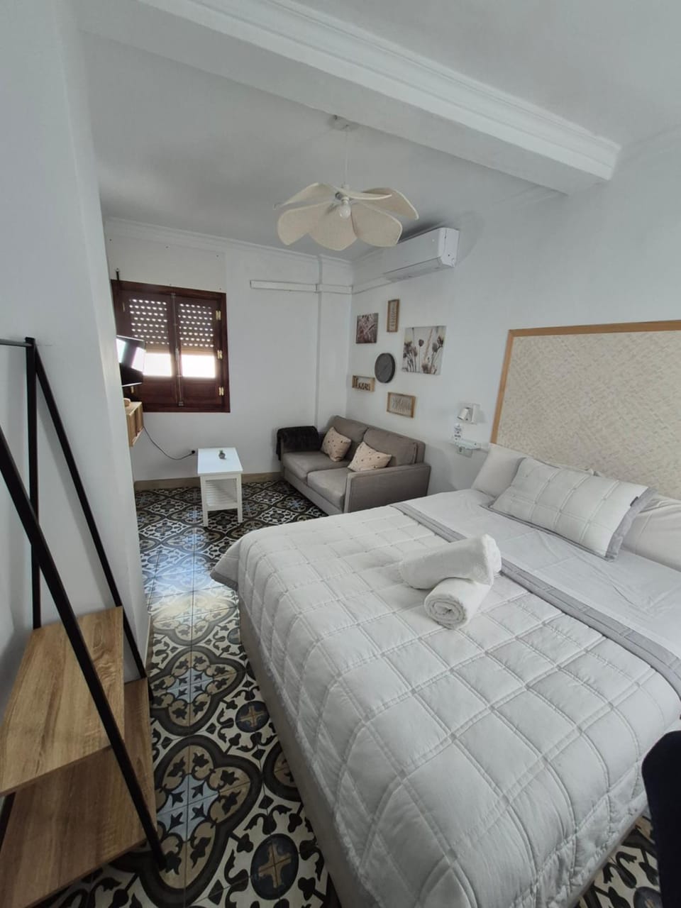 Bed, Living room, Photo of the whole room, Bedroom