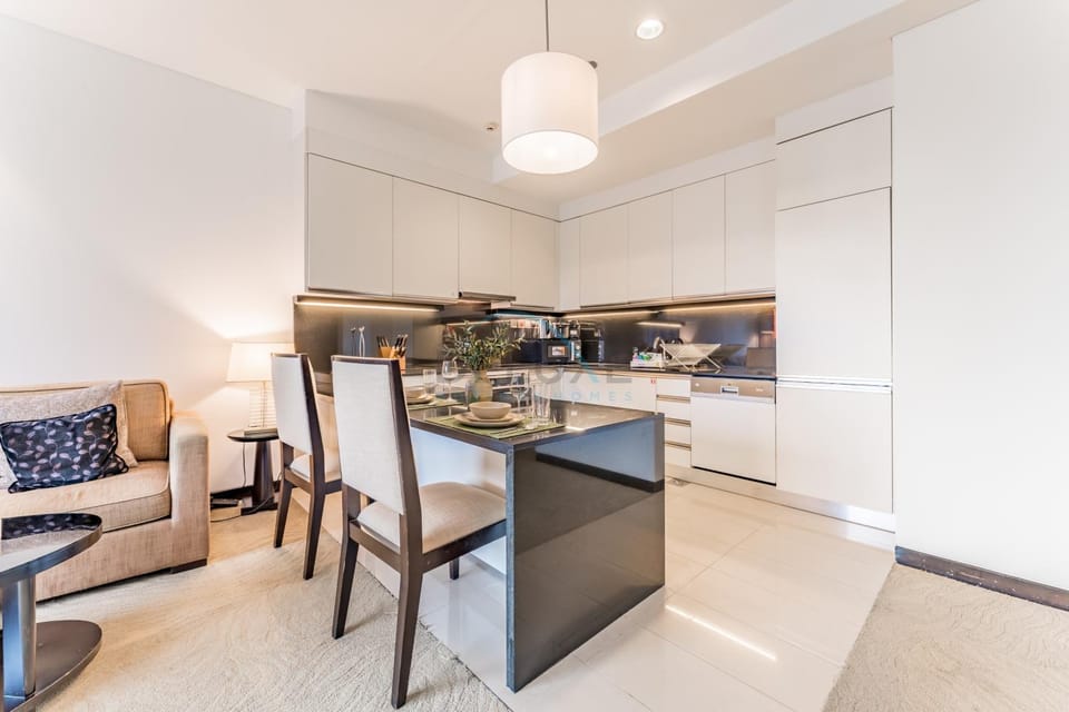Seating area, Dining area, microwave, kitchen