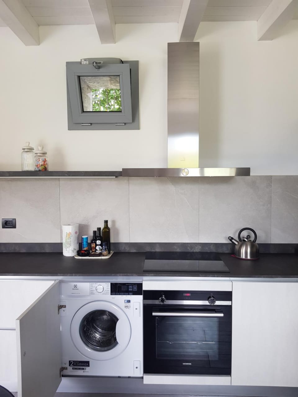 Kitchen or kitchenette, pet friendly, stove, washing machine