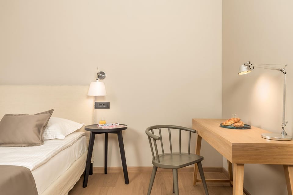 Bed, Seating area