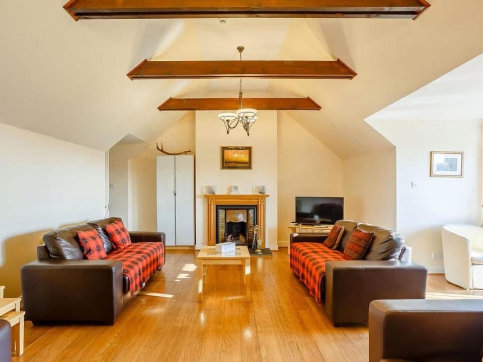 Communal lounge/ TV room, TV and multimedia, Living room, Seating area, Evening entertainment, flat iron