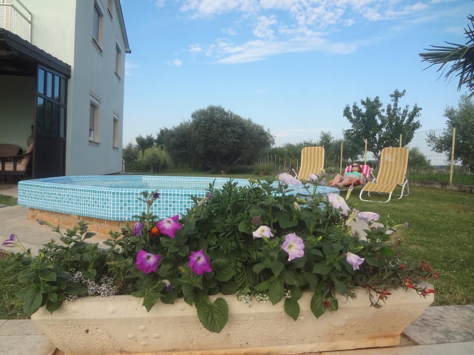 Facade/entrance, Day, Summer, Garden, Hot Tub, On site, Garden view