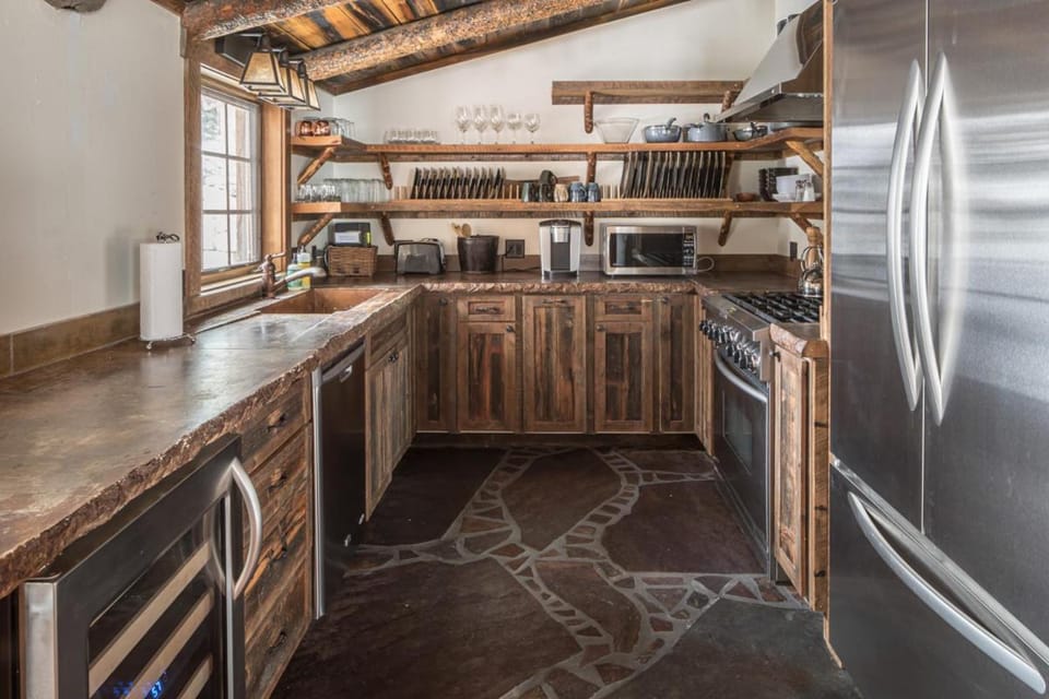 Hobbit House House in Big Sky