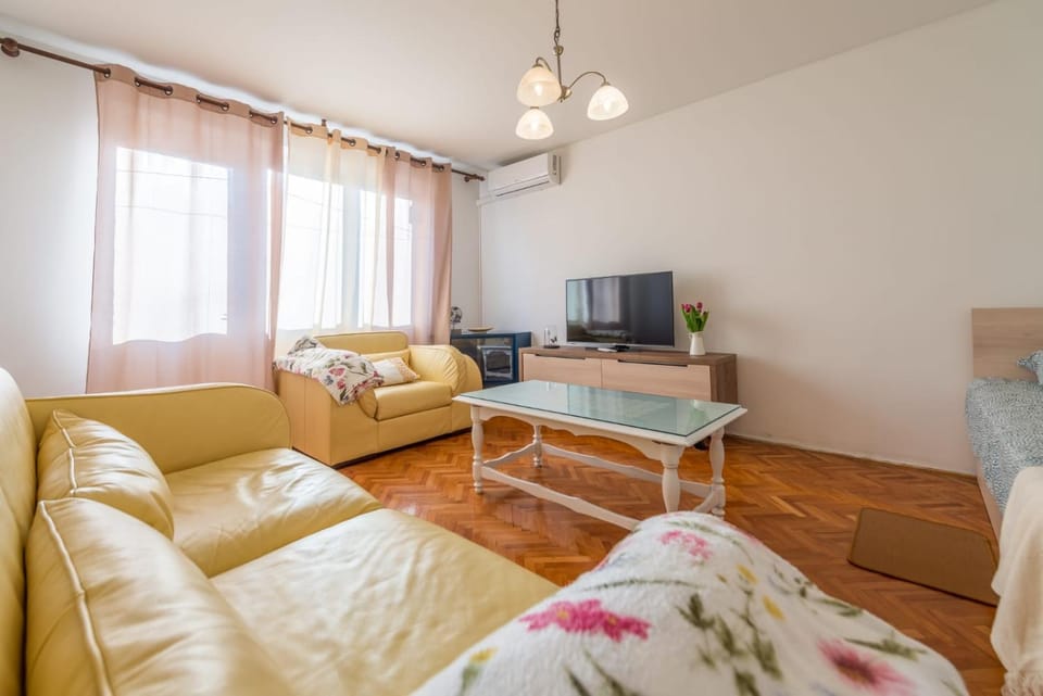 Communal lounge/ TV room, Living room, Seating area