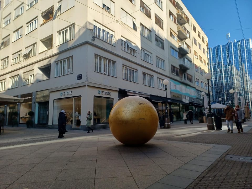 Property building, Nearby landmark, Facade/entrance, Neighbourhood
