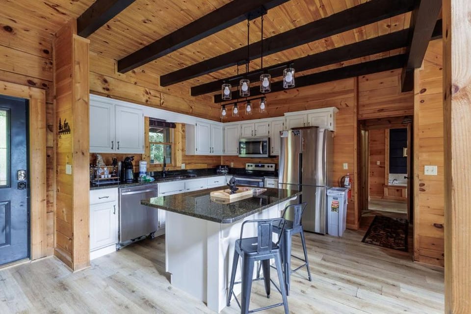 Mountain view 5 bdrm Gatlinburg Cabin near downtown Arts Cabin in Gatlinburg