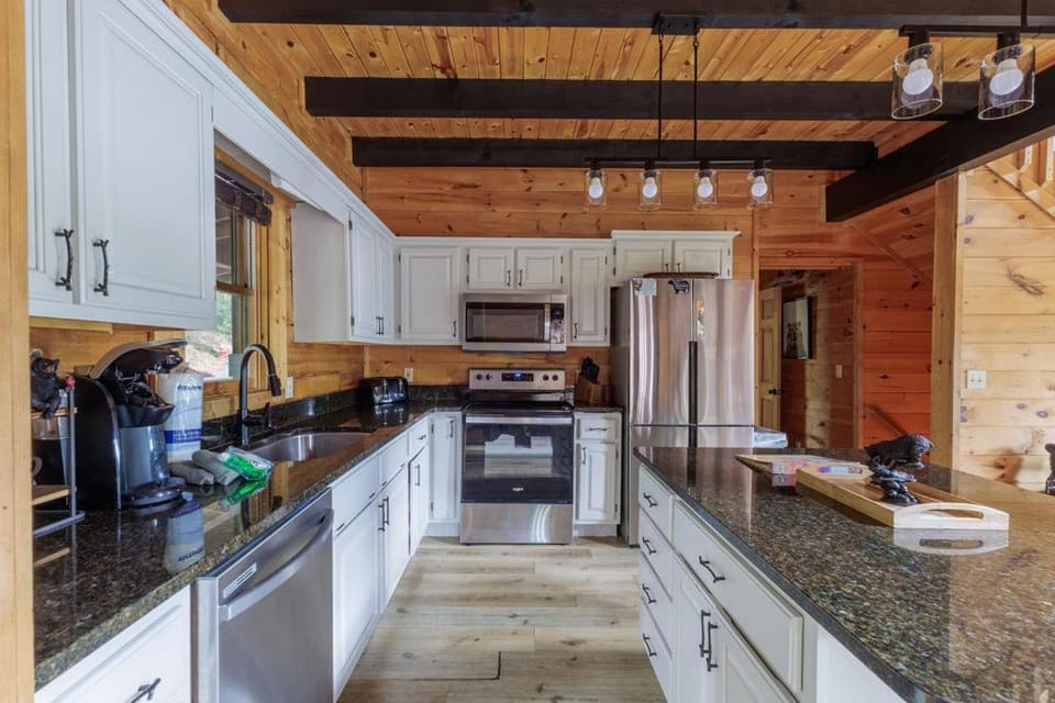 Mountain view 5 bdrm Gatlinburg Cabin near downtown Arts Cabin in Gatlinburg