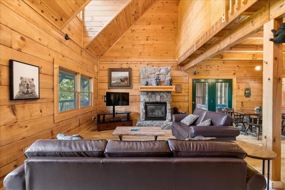 Mountain view 5 bdrm Gatlinburg Cabin near downtown Arts Cabin in Gatlinburg