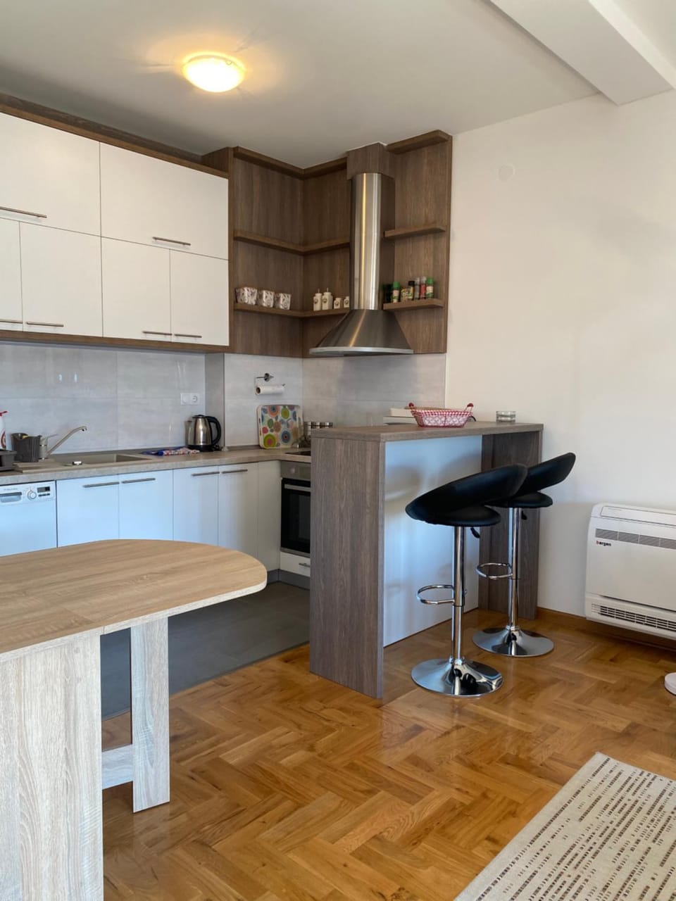 Kitchen or kitchenette, Dining area