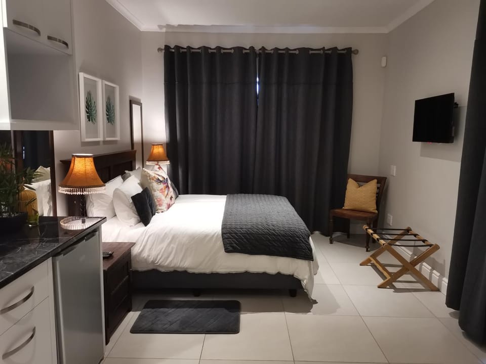 Bed, TV and multimedia, Bedroom