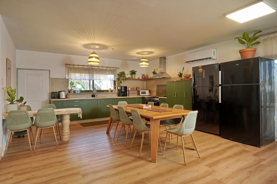 Kitchen or kitchenette, Dining area, minibar, oven, stove